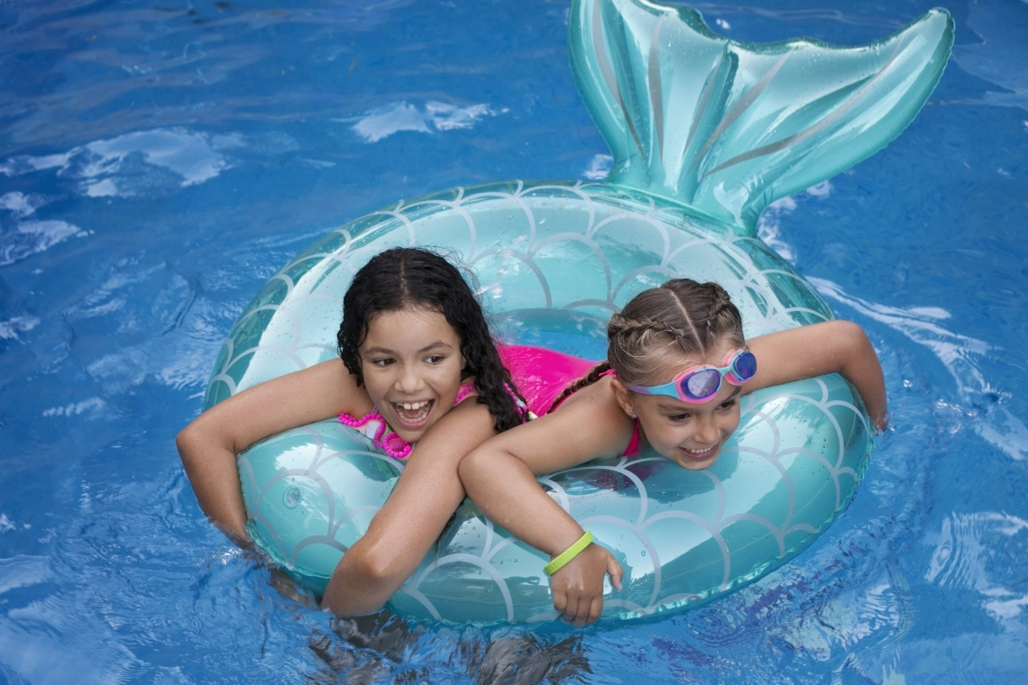 MyCond MSTR / MSPR Children playing in a pool with an inflatable ring